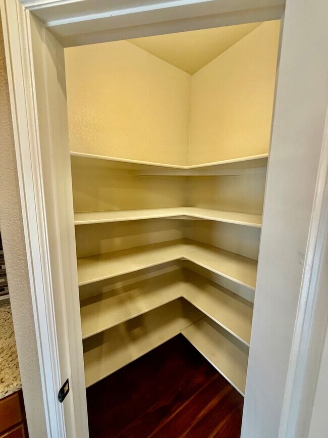 Building Photo - Renovated Milliken Home!