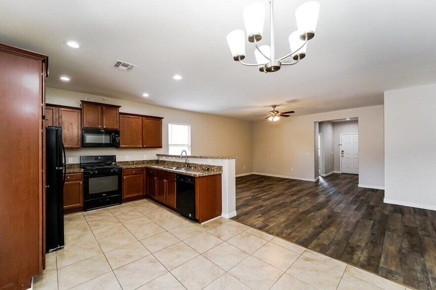 Building Photo - 8225 W Kittiwake Ln