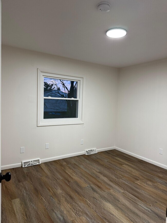 Building Photo - 6686 Deer Ct