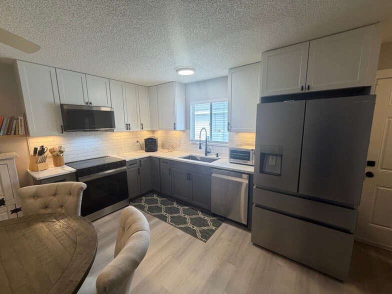 Building Photo - 611 16th Ave S