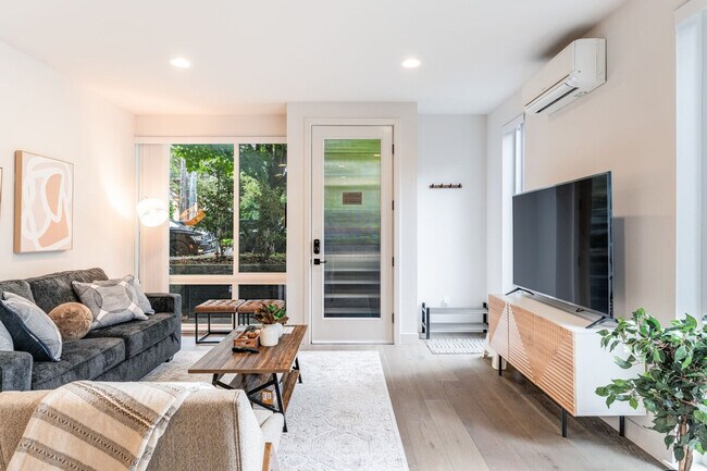 Building Photo - 2319 Franklin Ave E