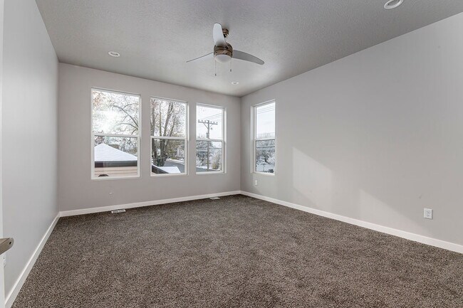 Building Photo - 712 E Zekes Ct