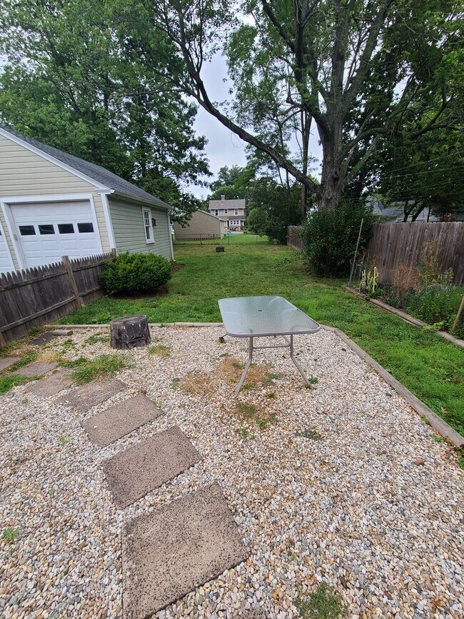 Building Photo - 3 Bedroom Single Family