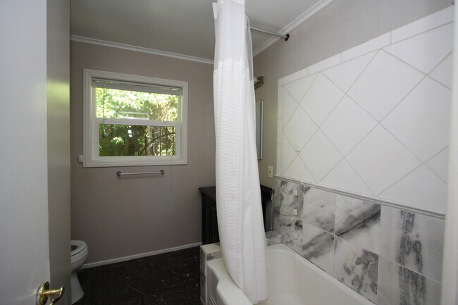 Building Photo - 1137 Forest Ave