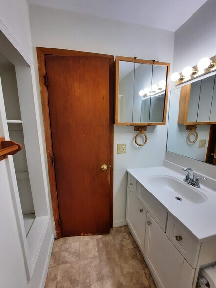 Building Photo - 3213 Pomona Dr