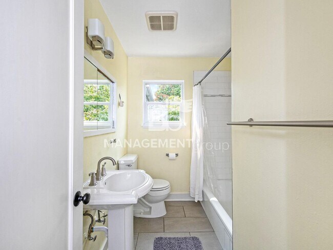 Building Photo - Light & Bright Modern Daylight Ranch Loaded with Updates! Walking Distance to Kennedy School!!!!