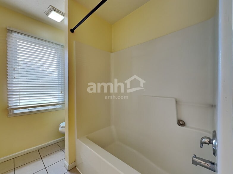 Building Photo - 160 Concord Farm Rd