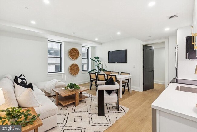 Building Photo - 135 S 19th St