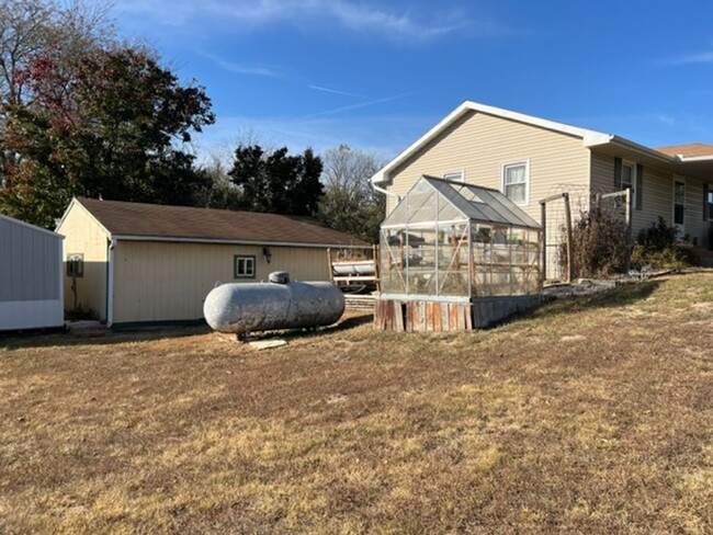 Building Photo - Country Living with all the Extras!