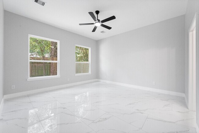 Building Photo - 327 Paradise Ln