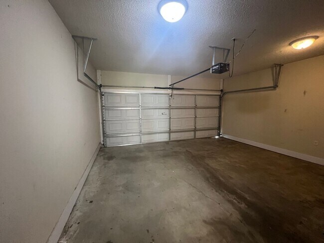 Building Photo - 3 bedroom 2 bathroom in Clear Creek Colony