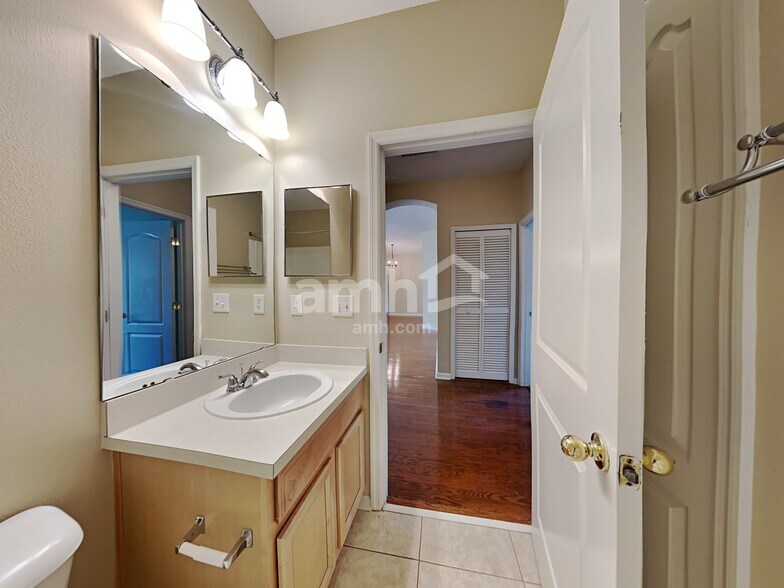 Building Photo - 2140 Creekmont Dr