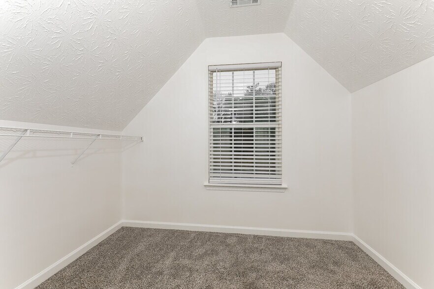 Building Photo - 204 Sandstone Dr