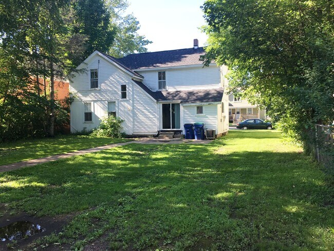 Building Photo - 4-bedroom 1 Bath Single-Family Home Near D...