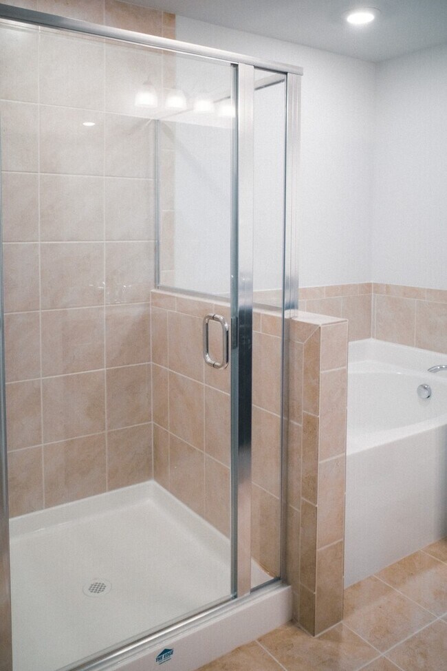 Building Photo - 4 Bed/ 3 Bath Townhome with Immediate Occupancy!