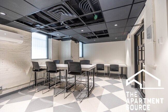 Building Photo - 1140 N La Salle Dr