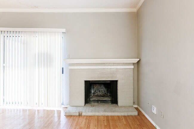 Building Photo - MOVE IN SPECIAL *1st Month Half Off Rent* - Extra Large 2 Bedroom 2 Bathroom Apartment