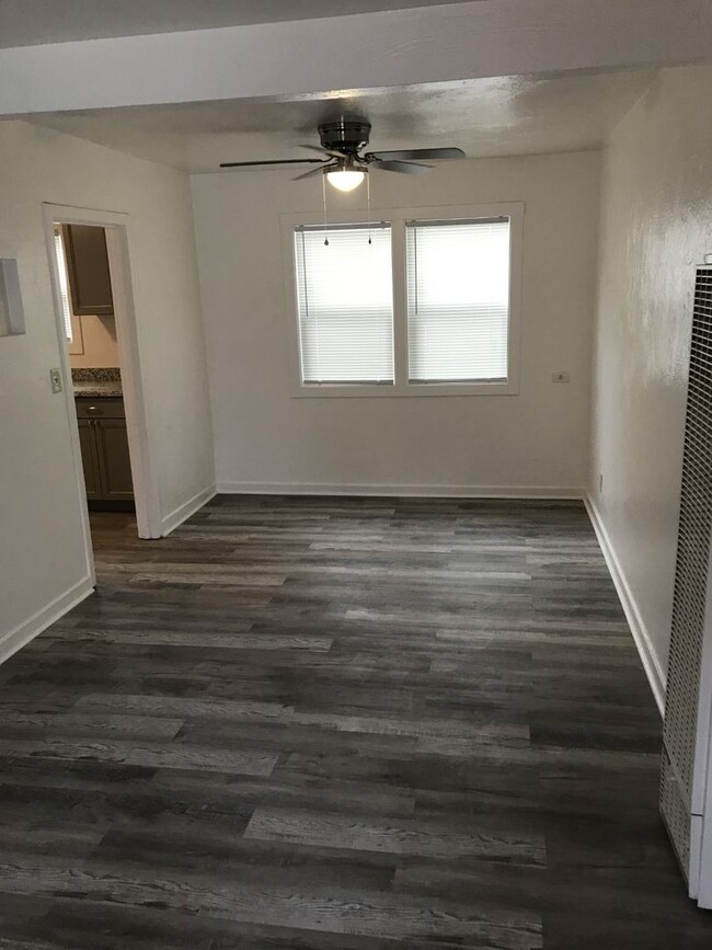 Building Photo - Cute Home in Dixon is Available Now