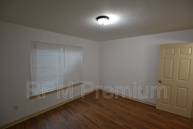 Building Photo - 947-957 Grebe St