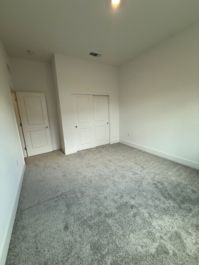 Building Photo - 8190 Lamplight Dr