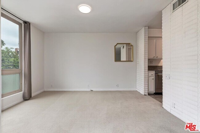 Building Photo - 809 S Bundy Dr