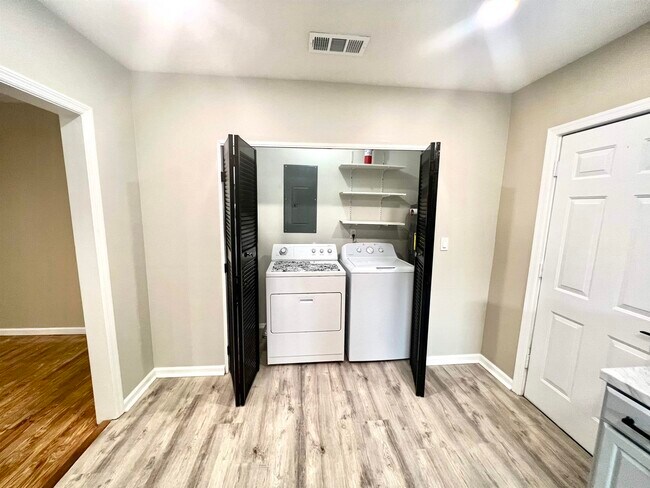 Building Photo - 804 W 2nd St