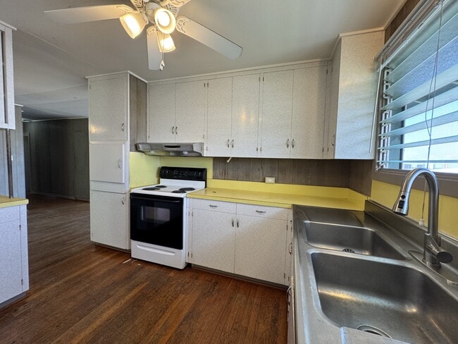 Building Photo - 1412 Kaminaka Dr