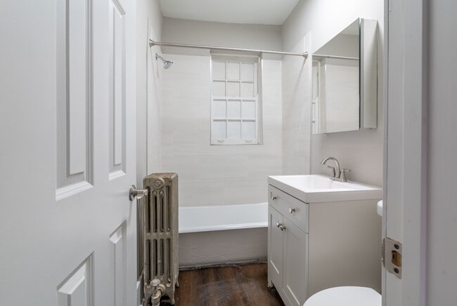 Building Photo - 7422 N Damen Ave