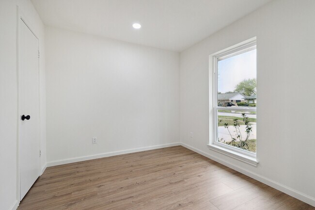 Building Photo - 9719 Springmont Dr