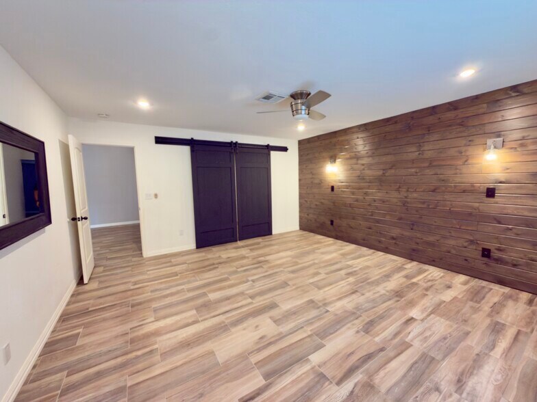 Building Photo - 135 Country Club Rd