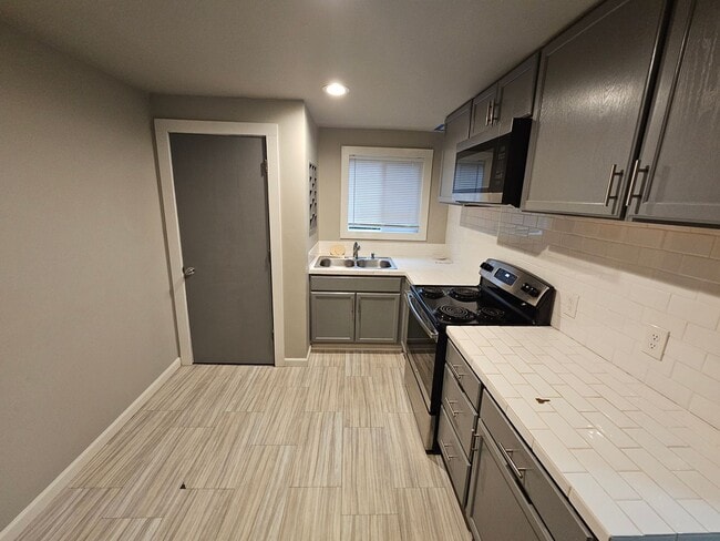 Building Photo - 2323 - Jones