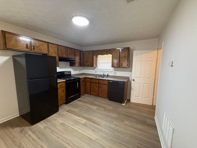 Building Photo - 110 Lake Pl