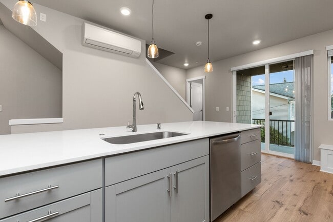 Building Photo - Modern 3 Bedroom Townhome with Designer Finishes in Lynnwood