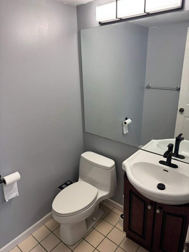 Building Photo - 2404 Kenmore Ct