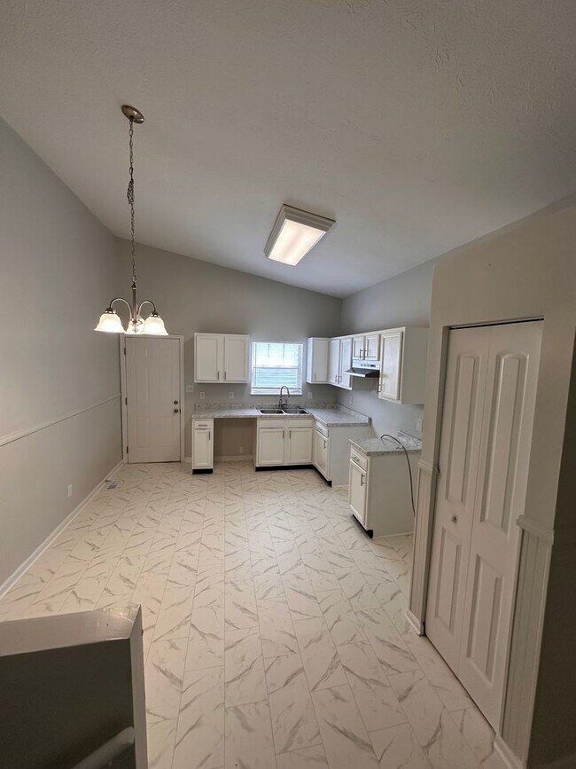 Building Photo - Newly Renovated 4 bed 3 FULL BATH / Warren Woods