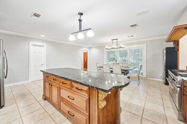 Building Photo - 718 Garden Oaks Blvd