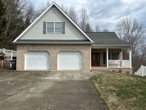 Building Photo - 3 or 4 Bedroom / 2 Bath Home   Kingsport TN