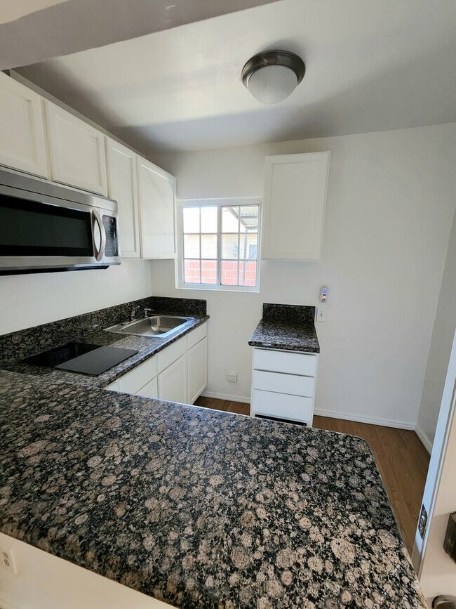 Building Photo - Spacious North Hollywood Home with Guest S...