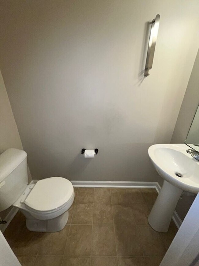 Building Photo - 3-bedroom, 1.5-bathroom home located in the heart of Nicholasville, KY.