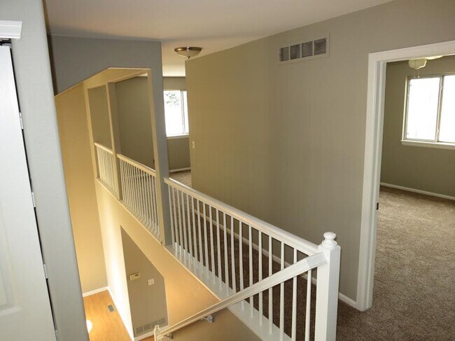 Building Photo - 3 bedroom / 3 bathroom / 3 car garage!
