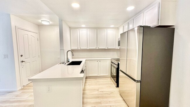 Building Photo - Light, Bright, and Lovely Ground Level Con...
