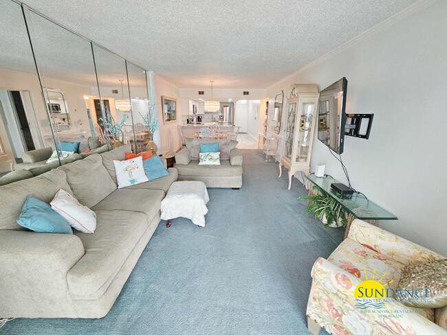 Building Photo - Spacious waterfront furnished condo in Des...