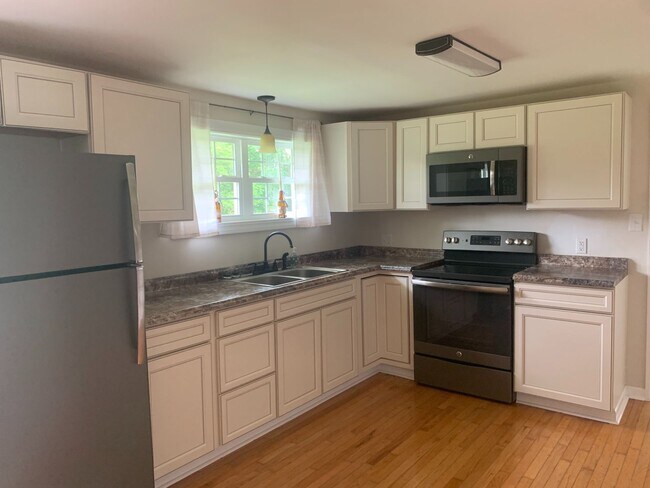 Building Photo - AVAILABLE NOW! 3 Bedrooms/1 1/2 Bath with ...