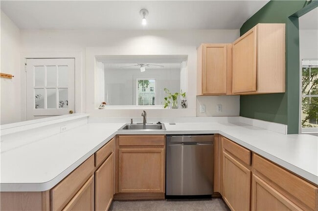 Building Photo - 2035 Manchester St NE