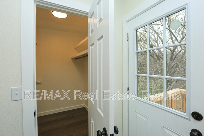 Building Photo - 208 White Oak Dr NE