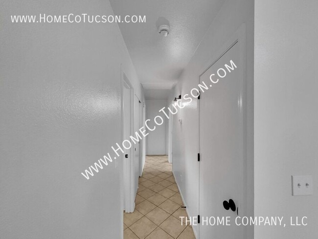 Building Photo - 2525 N Fair Oaks Ave