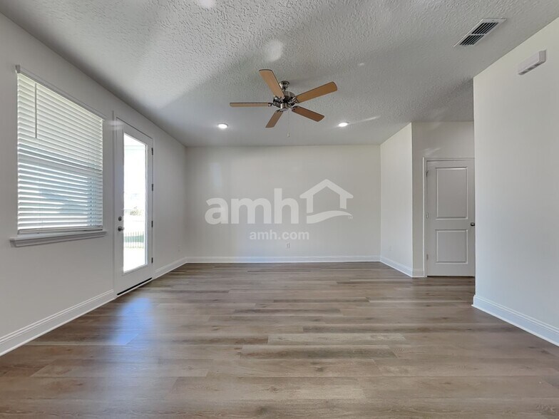 Building Photo - 11440 Bay Hl Cir