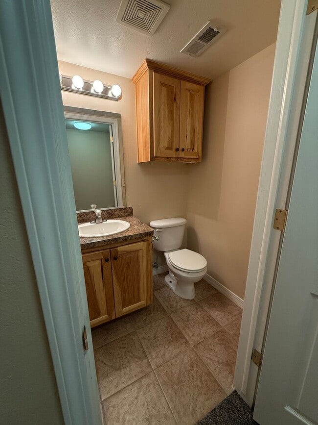 Building Photo - 460 Center St