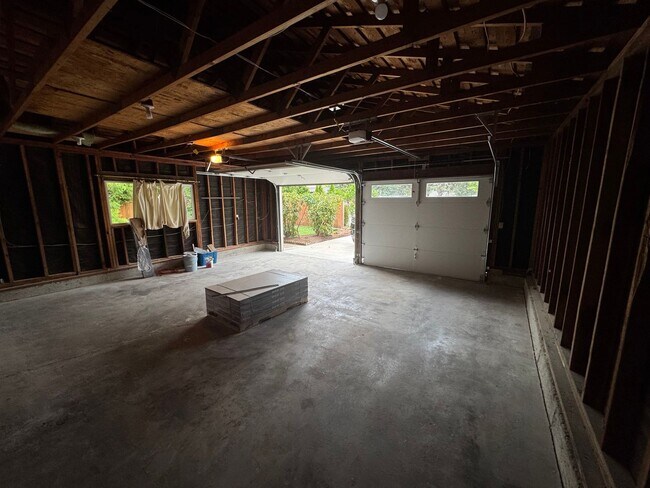 Building Photo - Beautifully Renovated 4-Bedroom Home in NW Corvallis