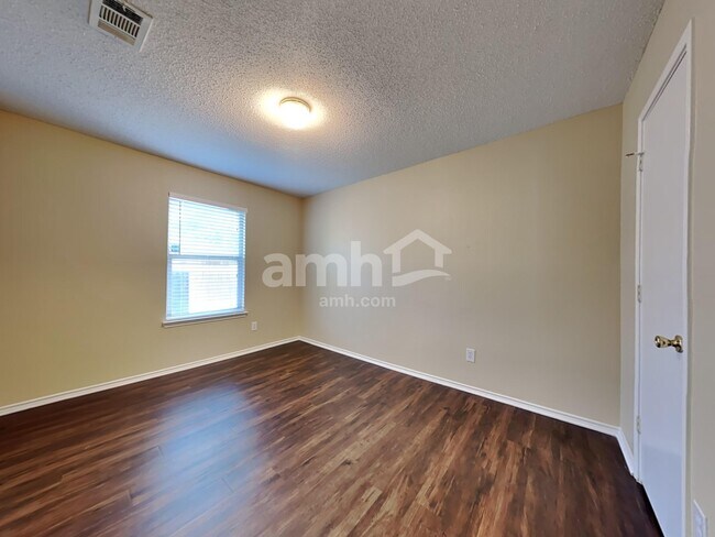 Building Photo - 115 Clover Leaf Ln